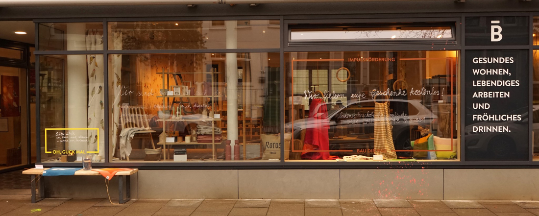 Außenansicht und Schaufenster eines Ladengeschäfts für Raumgestaltung