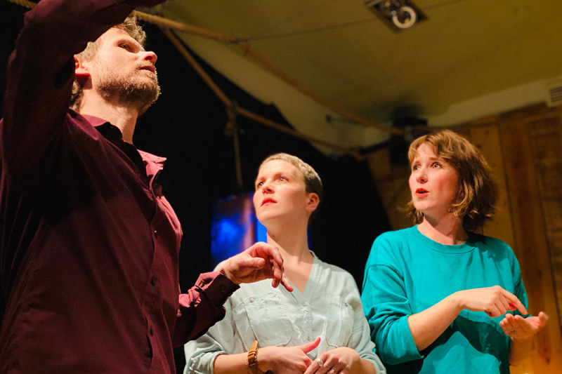 Das Ensemble 12 Meter Hase beim “Future Work Improvisationstheater” im Tau, in der Bremer Weserburg. Das Ensemble 12 Meter Hase beim “Future Work Improvisationstheater” im Tau, in der Bremer Weserburg.
