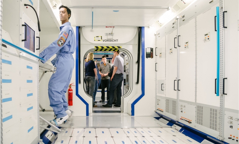 Besucher haben bei Airbus Defence and Space die Möglichkeit, das Columbus-Modul während einer Raumfahrt-Führung kennenzulernen