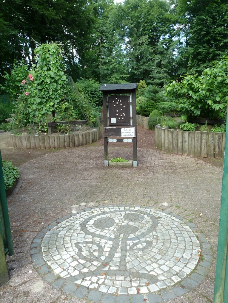 Platz am Eingang im Blindengarten