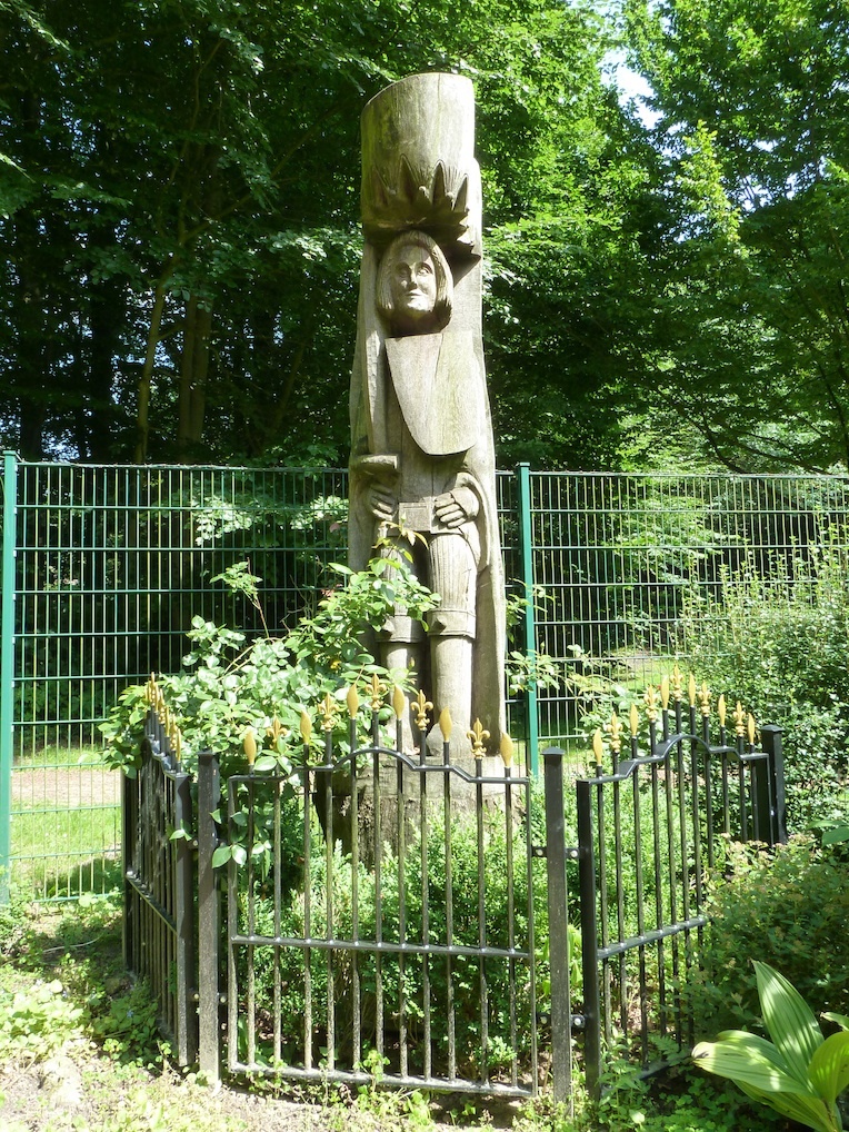 Roland-Statue im Beet im Blindengarten