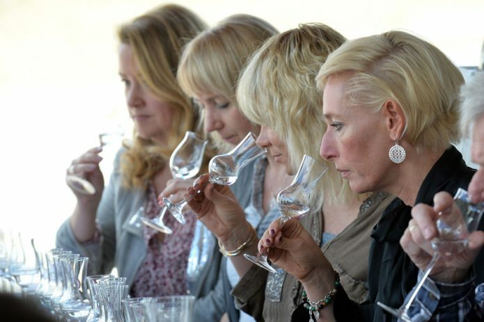 Frauen beim Gin-Tasting