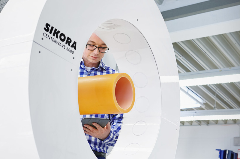 Sikora produziert Messgeräte, die Rohre und Schläuche kontinuierlich während der Produktion überprüfen können.