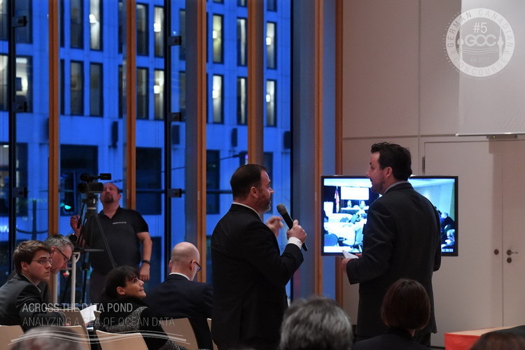Transatlantisches Symposium: Über Videokonferenzen können die Teilnehmer in Deutschland und Kanada miteinander kommunizieren Transatlantisches Symposium: Über Videokonferenzen können die Teilnehmer in Deutschland und Kanada miteinander kommunizieren