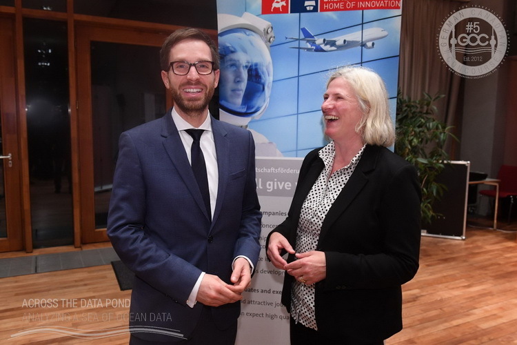 Dr. Matthias Mück mit Dr. Barbara Cembella Clustermanagerin Raumfahrt bei der Wirtschaftsförderung Bremen Dr. Matthias Mück mit Dr. Barbara Cembella Clustermanagerin Raumfahrt bei der Wirtschaftsförderung Bremen