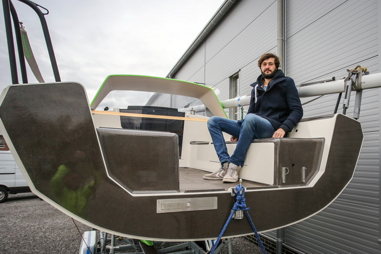 Friedrich Deimann, Gründer von Green Boats auf dem Segelboot aus größtenteils nachwachsenden Verbundwerkstoffen