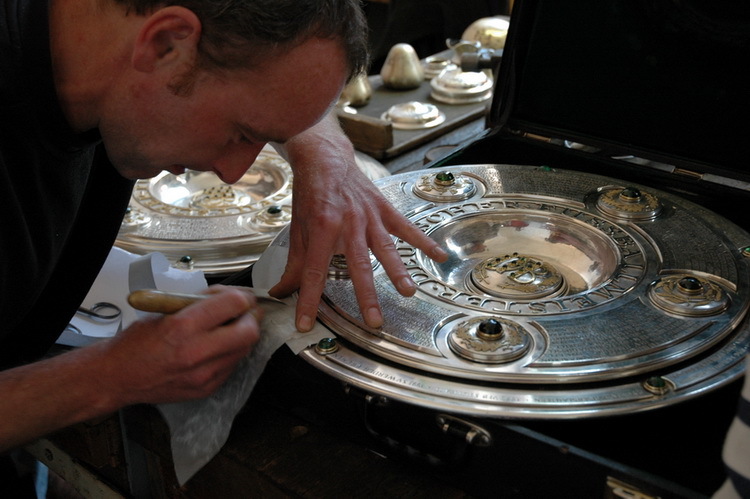 Ob Meisterschale oder Silberbecher: Auf Handarbeit wird in der Silberwarenmanufaktur Wert gelegt