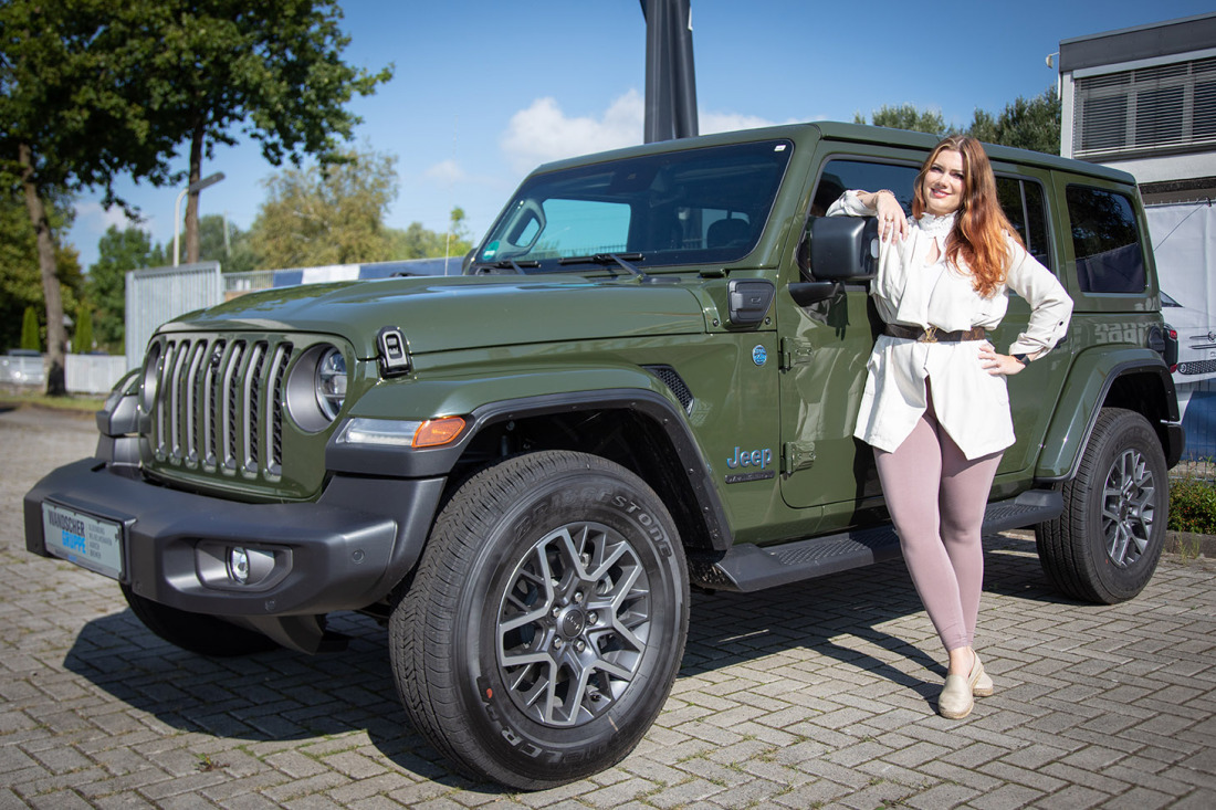 Geschäftsführerin Christina Wanscher vor dem Jeep Wrangler 4XE