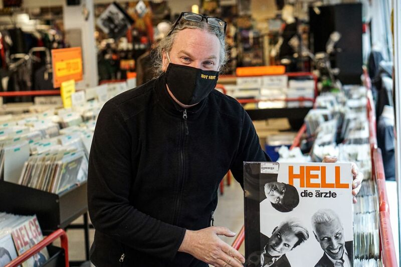 Hot Shot Records Inhaber zeigt seine Schallplatten Hot Shot Records Inhaber zeigt seine Schallplatten