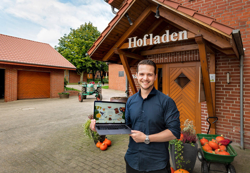 Garvin Hinrichs sorgt dafür, dass der Hofladen Büntemeyer und Lehmkuhl in Syke-Henstedt auch online auffindbar wird. Garvin Hinrichs sorgt dafür, dass der Hofladen Büntemeyer und Lehmkuhl in Syke-Henstedt auch online auffindbar wird.