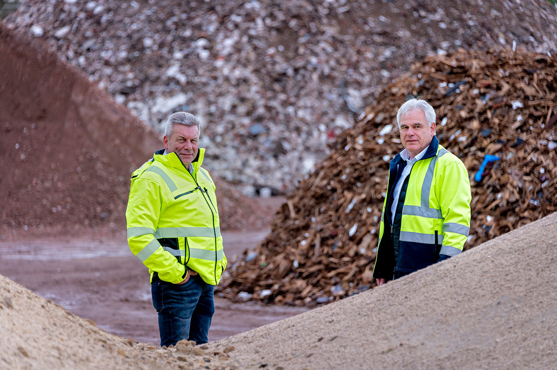 Alles wohlsortiert auf dem Betriebsgelände im Bremer Industrie-Park: Firmenchef Karl Siedenburg und Andreas Albrecht (l.)