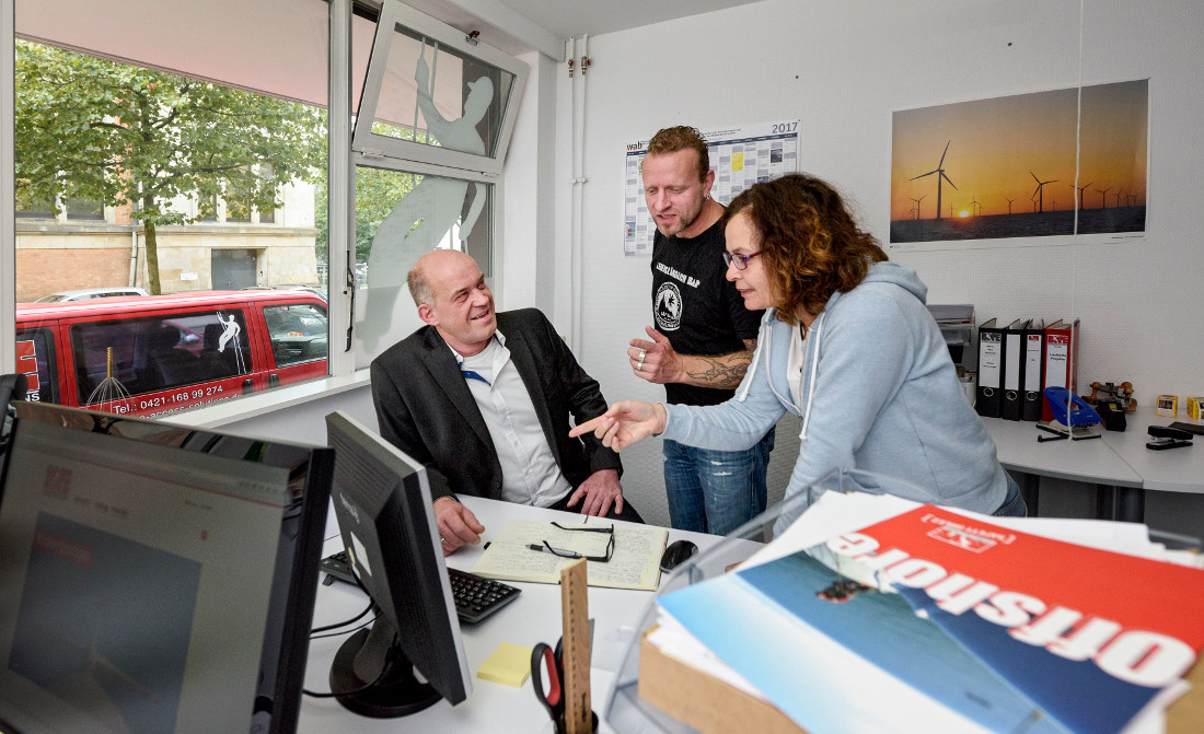 Alexander Voigt (mitte) und Birgit Bischoff (rechts) lassen sich die nächsten digitalen Schritte von HEC-Berater Matthias Menz erklären.