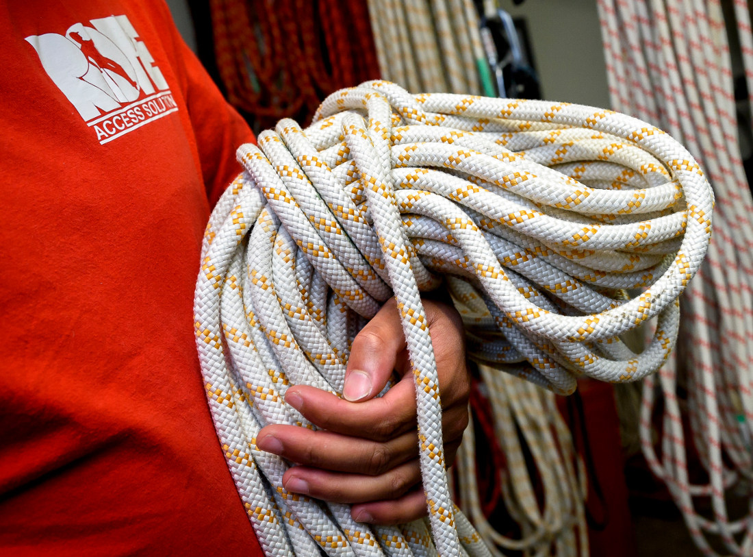 So geordnet und schnell greifbar wie die Seile im Lager von Rope Access Solutions hängen, so werden nun auch sämtliche Daten und Dokumentationen in der Cloud für alle Mitarbeiter verfügbar sein. So geordnet und schnell greifbar wie die Seile im Lager von Rope Access Solutions hängen, so werden nun auch sämtliche Daten und Dokumentationen in der Cloud für alle Mitarbeiter verfügbar sein.