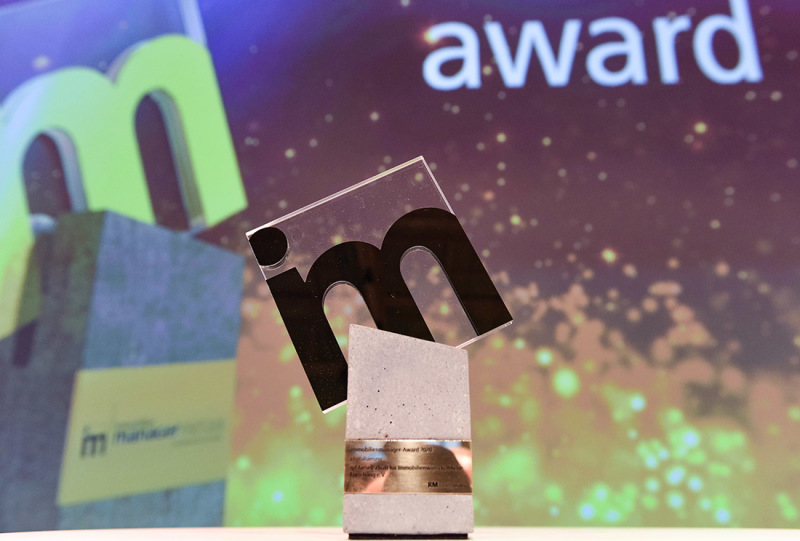 Wer darf ihn mit nach Hause nehmen? Der Immobilienmanager Award ist einer der begehrtesten Preise der Branche. Wer darf ihn mit nach Hause nehmen? Der Immobilienmanager Award ist einer der begehrtesten Preise der Branche.