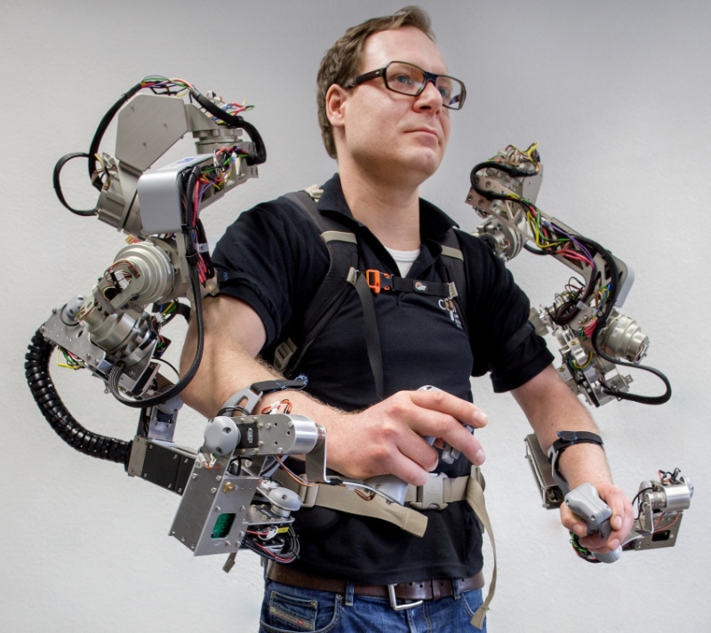 Mit dem Exoskelett CAPIO können Roboter ferngesteuert werden