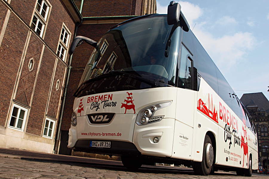 The CityTour bus is at the stop in front of the concert hall die Glocke The CityTour bus is at the stop in front of the concert hall die Glocke