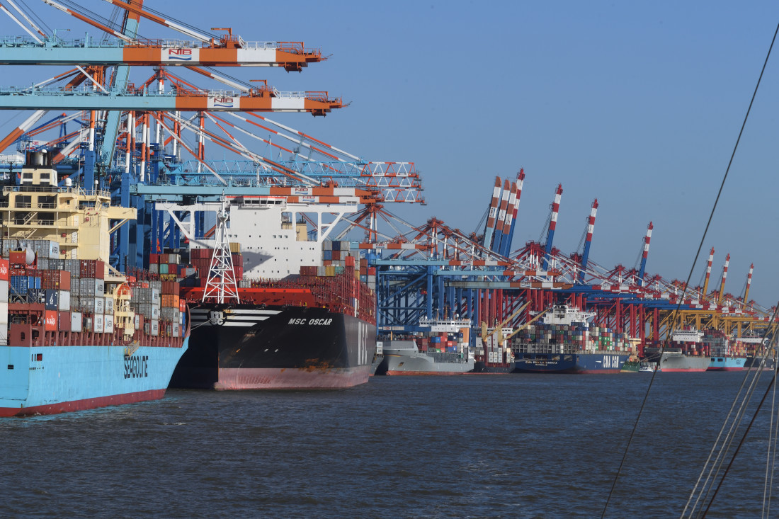 Auf fünf Kilometern werden in Bremerhaven Containerschiffe gelöscht und wieder beladen Auf fünf Kilometern werden in Bremerhaven Containerschiffe gelöscht und wieder beladen