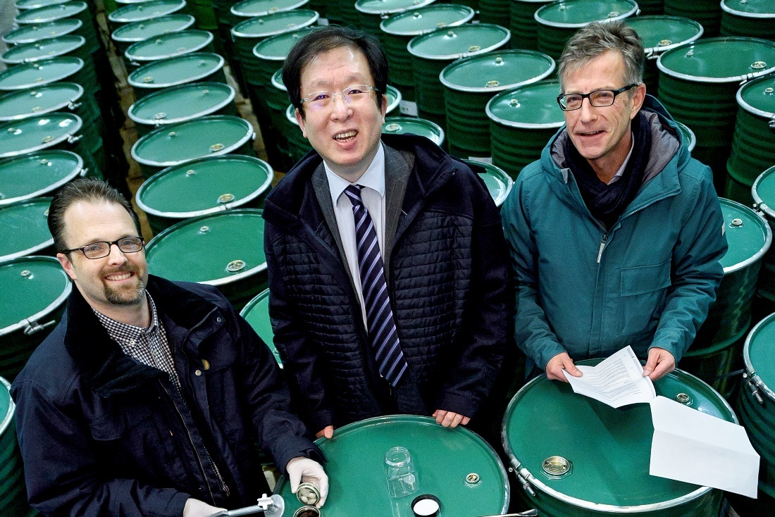 Alexander Godejohann, Lin Zhao und Uwe Karassek mit Honigfässern