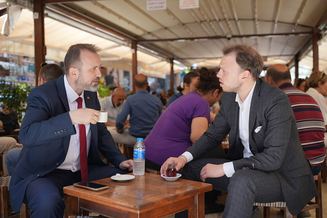 Erol Tüfekçi und Malte Blank drinking tea