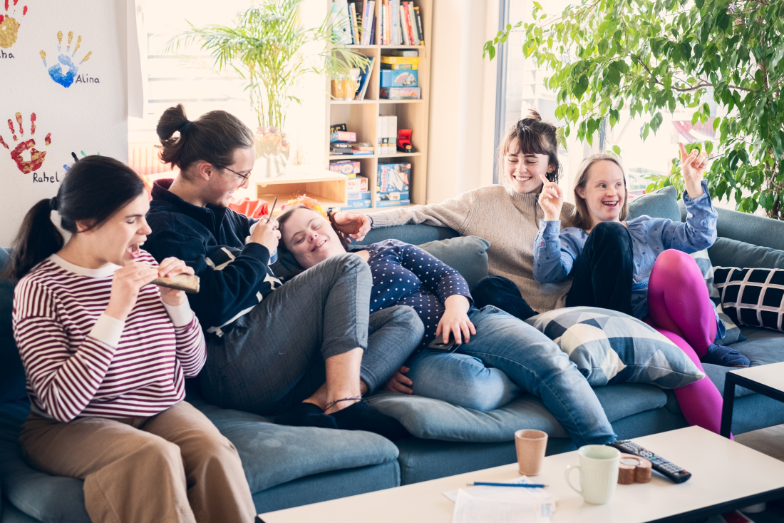 Das abendliche Chillen auf der Couch ist eine der Lieblingsbeschäftigungen der Bewohnerinnen und Bewohner. 