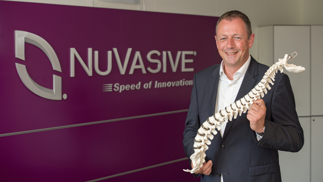 Nuvasive Geschäftsführer Frank Middeke mit Wirbelsäulenimplantat Nuvasive Geschäftsführer Frank Middeke mit Wirbelsäulenimplantat