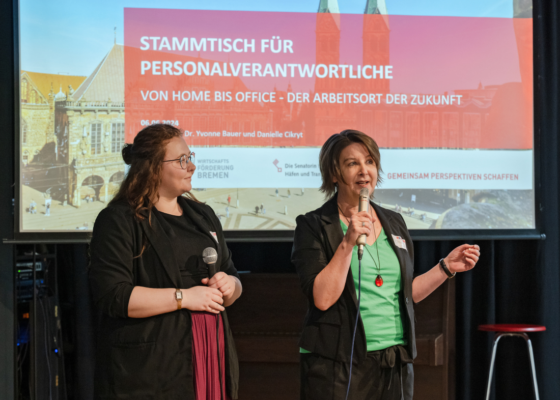 Zwei Frauen referieren Zwei Frauen referieren