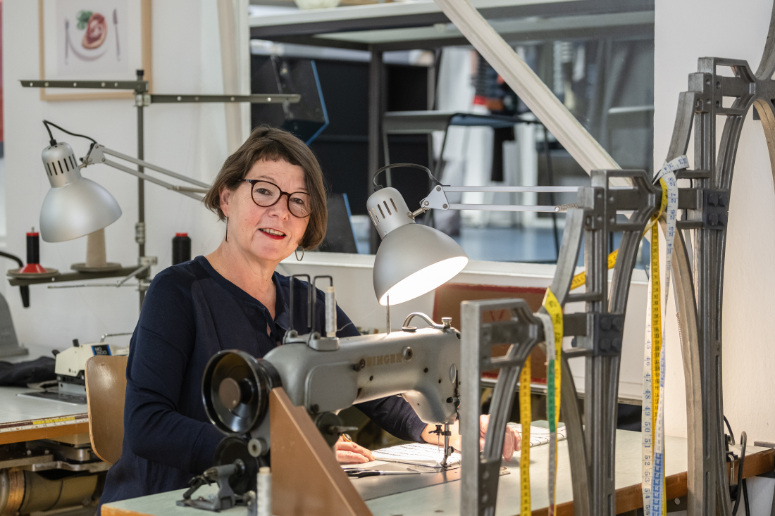 Nicola Hübotter sitzt an ihrer Nähmaschine