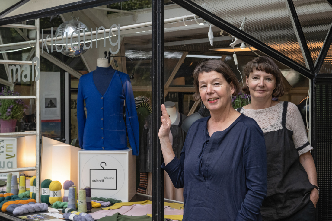 Nicola und Julia Hübotter vor ihrem Schaufenster