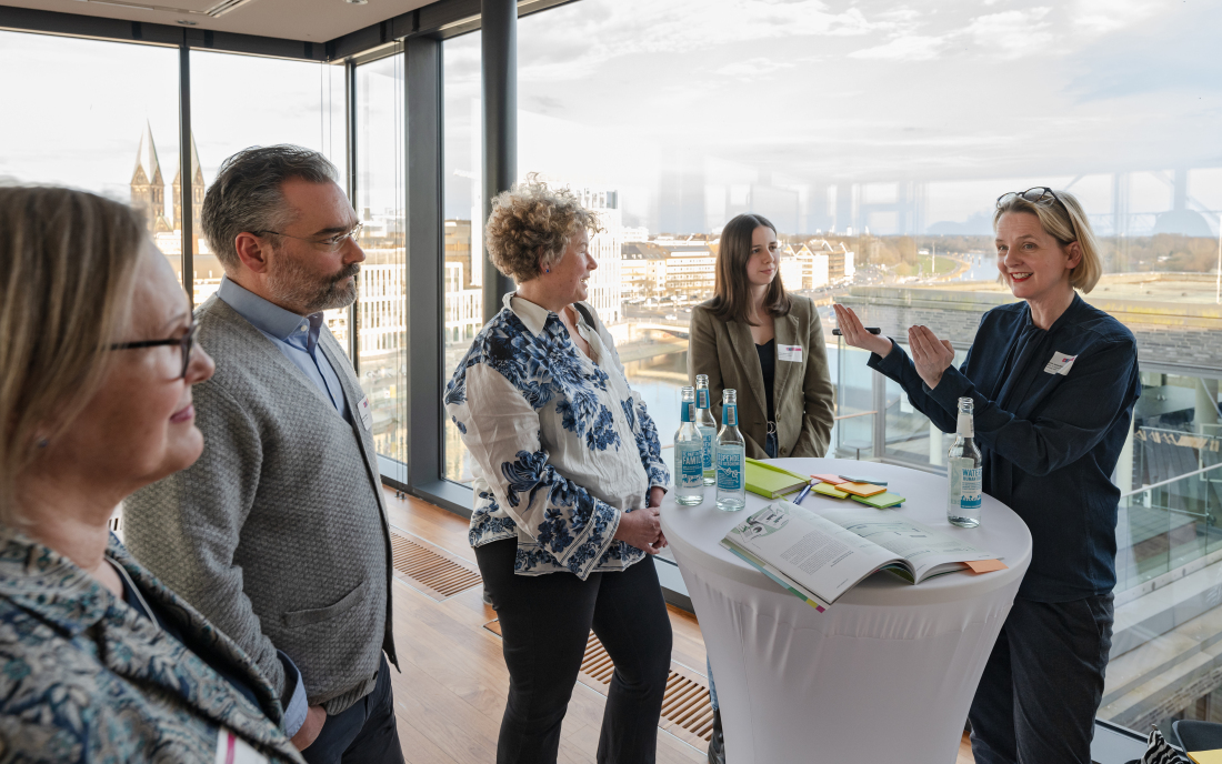 Menschen diskutieren um einen Tisch Menschen diskutieren um einen Tisch