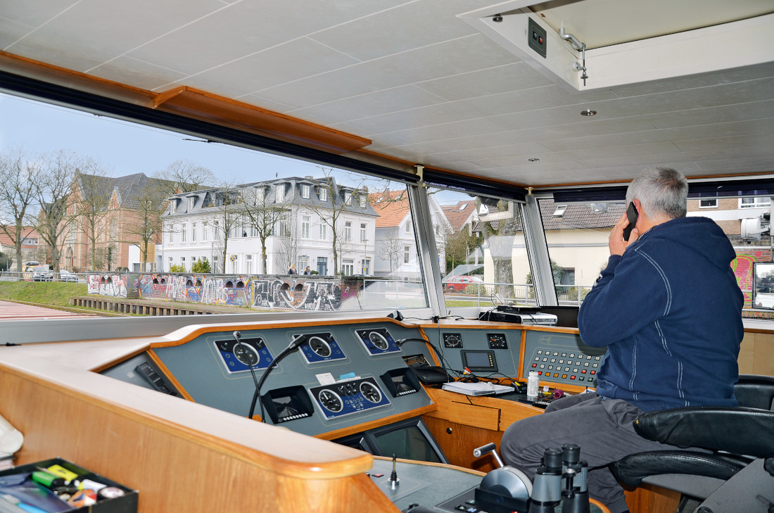 Binnenschiff Weser: In der Schleuse Binnenschiff Weser: In der Schleuse
