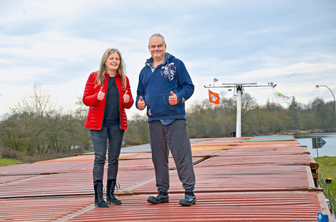 In Oldenburg kommt die Prokuristin Cordula Radtke von WCX an Bord, die die „Esmee“ von Bert Bos gechartert hat.