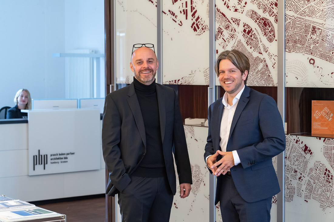 Partner Frank Buken mit dem neuen Bremer Büroleiter Thorben Oelke