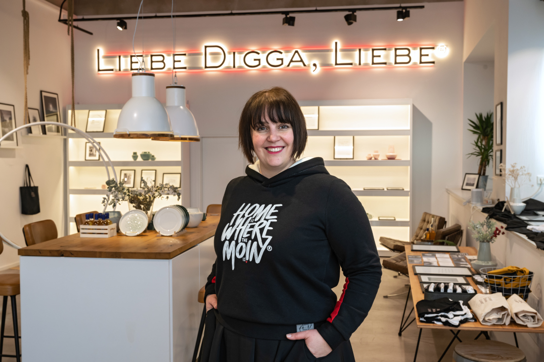 Frau steht vor Slogan Liebe Digga Liebe