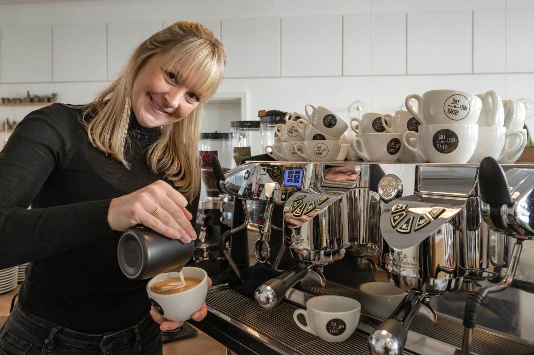 Julia Kerwat an der Kaffeemaschine