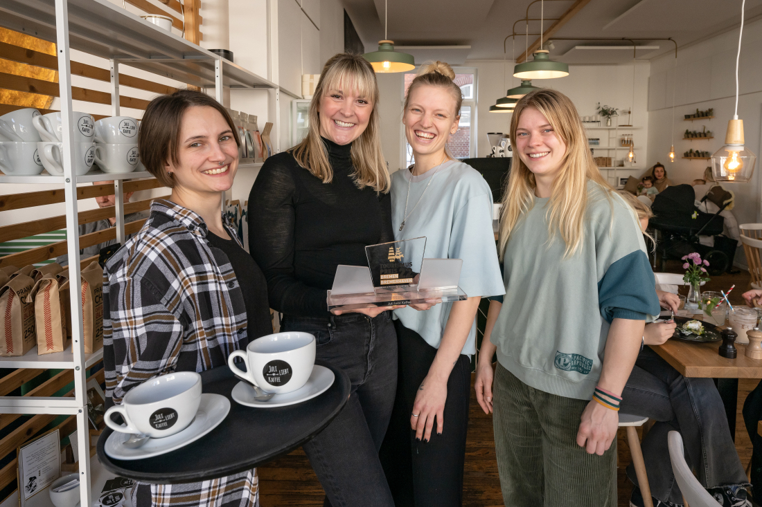 Das Team von Juli liebt Kaffee mit dem Tourismuspreis