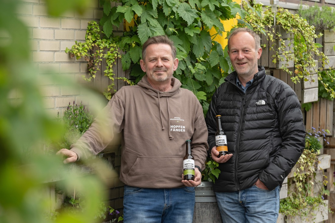 Zwei Männer mit Bierflasche