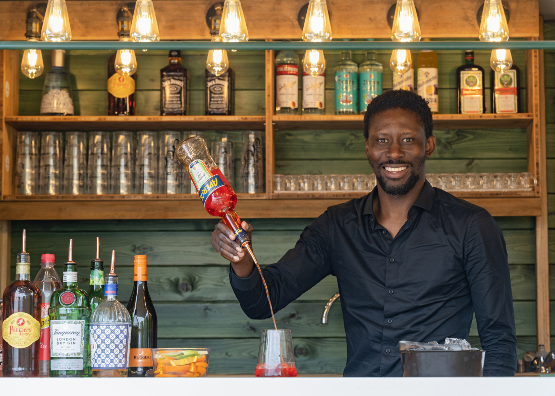Ein Barkeeper mixed einen Cocktail