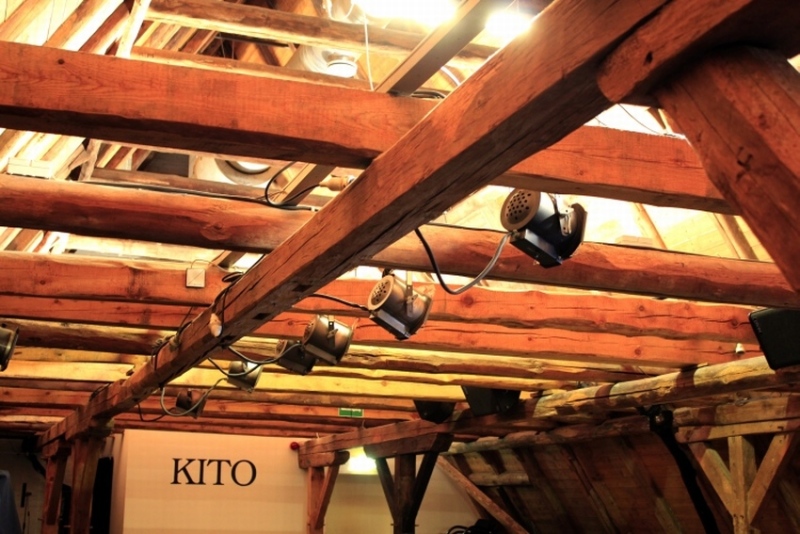 Dachbalken im denkmalgeschützten Gebäude des Kito