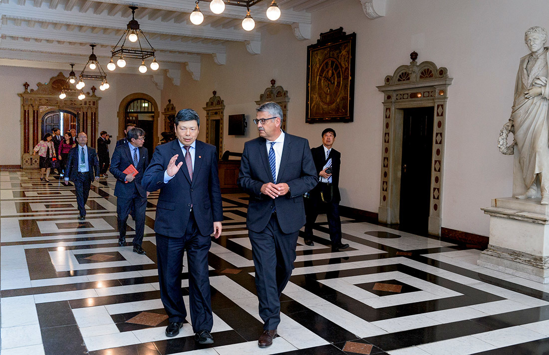 Walter M.S. Yeh, President of TAITRA, with Andreas Heyer, CEO of Bremeninvest, during a visit to Bremen 