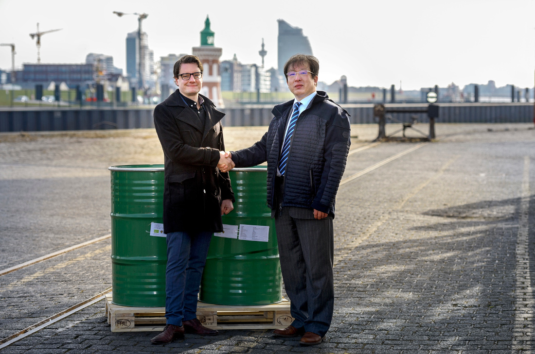 Partnerschaft per Handschlag besiegelt: Jan Zobel, Geschäftsleiter Spedition und Vertrieb bei Heuer Logistics, und Lin Zhao, Geschäftsführer Dewin GmbH