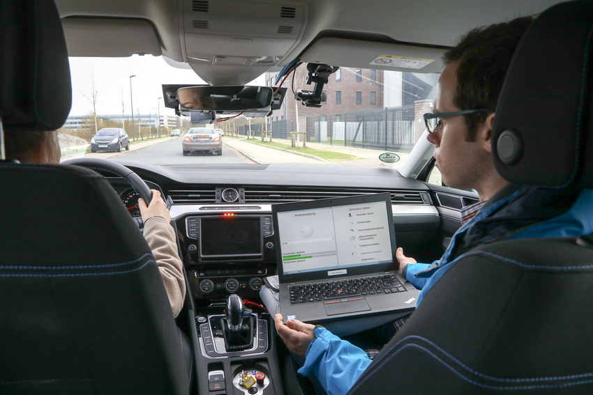 Fahrerlose Autos der Zukunft: Bremer Wissenschaftler tüfteln mit + Testfahrt AO-Car 