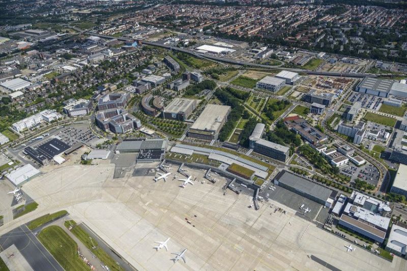 Die Airport-Stadt mit Flughafen aus der Luft Die Airport-Stadt mit Flughafen aus der Luft