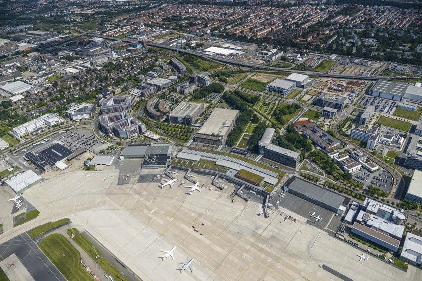 Die Airport-Stadt mit Flughafen aus der Luft