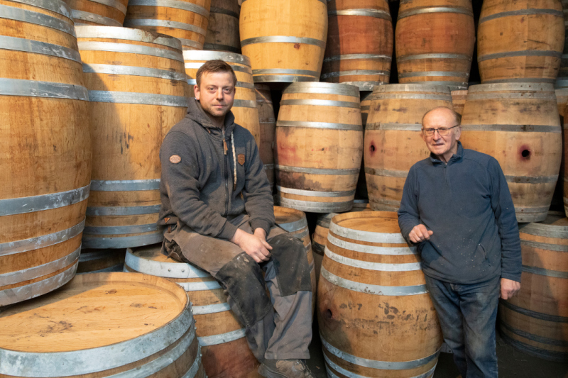 Christoph Krogemann (links) mit Vater Alfred Krogemann (rechts) im Fasslager ihrer Fassfabrik. Christoph Krogemann (links) mit Vater Alfred Krogemann (rechts) im Fasslager ihrer Fassfabrik.