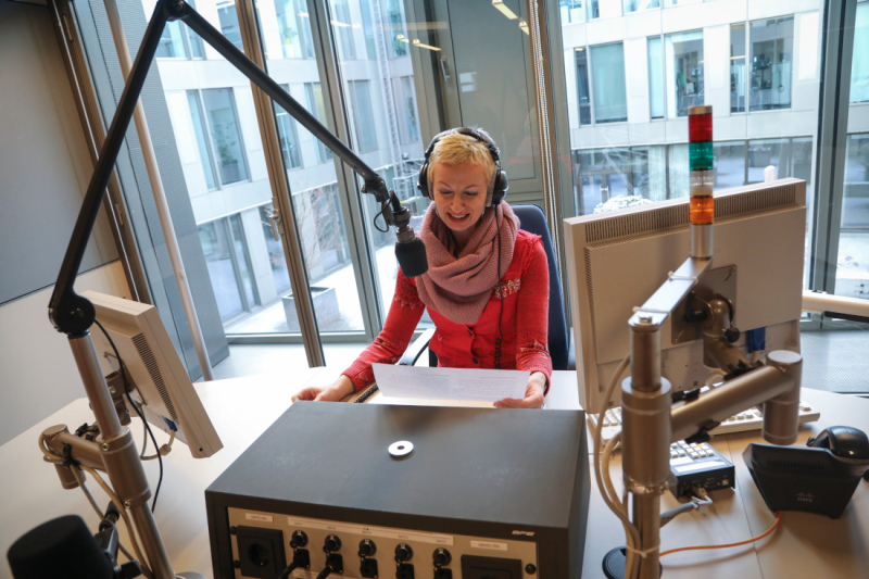 Nachrichten auf Latein bei Bremen 2: Redakteurin Nicole Ritterbusch im Studio