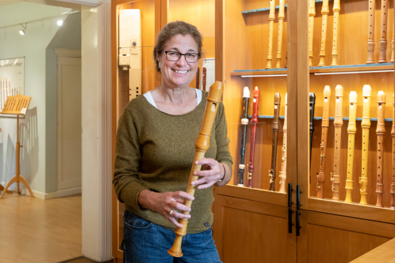 Margret Löbner ist eine von wenigen Flötenbauerinnen und -bauern in Deutschland. 
