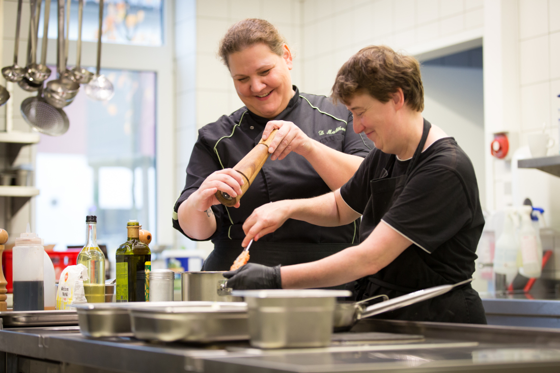 Betriebsleiterin Dana Matthaeus und Mitarbeiterin Heide Amtsberg bereiten das Essen des Tages für das inklusive Restaurant „Marie Weser“ vor.