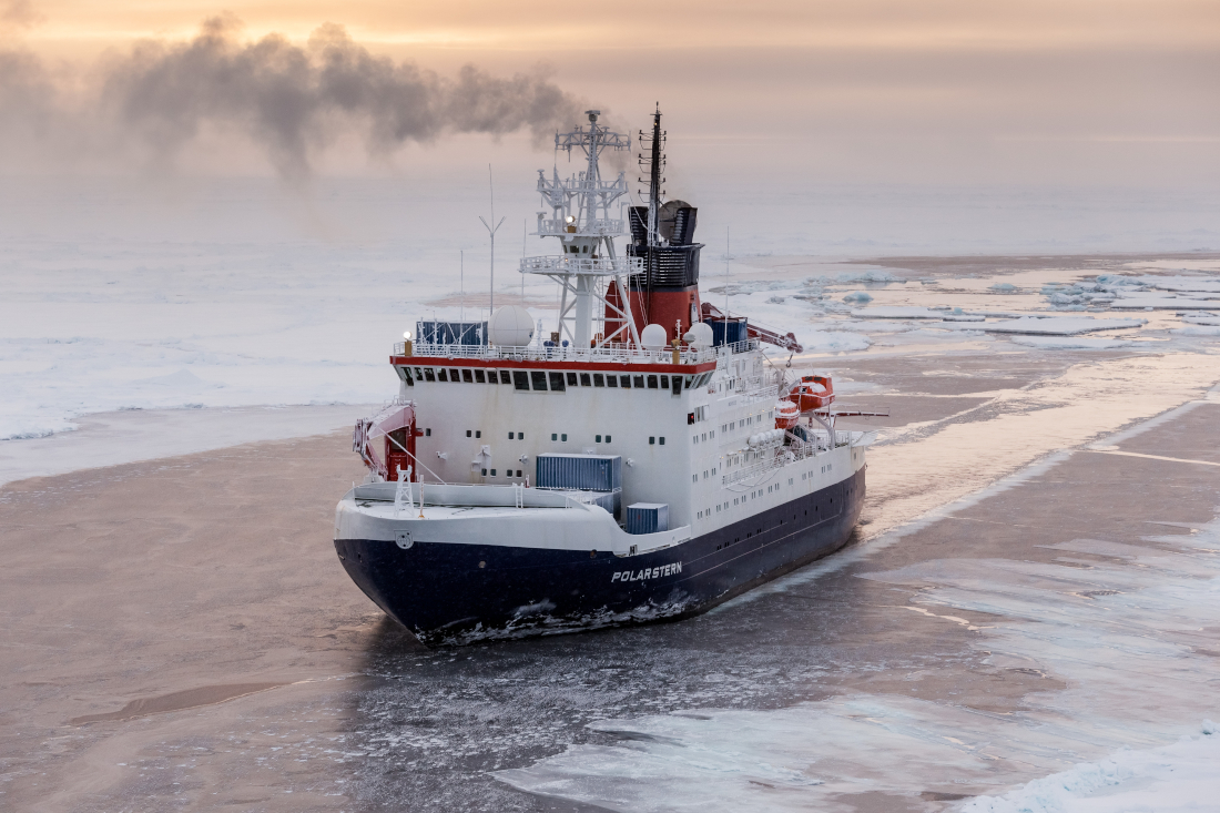 Forschungsschiff Polarstern im Eis der Arktis