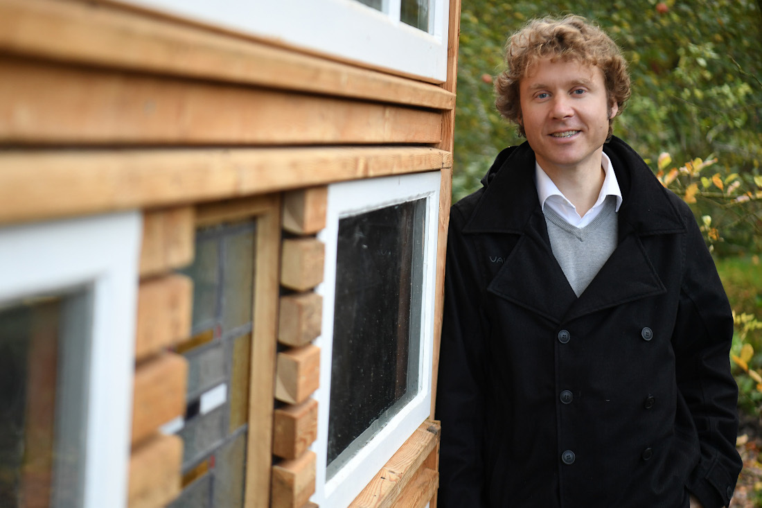 Für Wolf Rogowski war von vornherein klar: Sein Gartenhaus sollte keine Neuware sein. Entstanden ist ein Haus aus 100 Prozent Recyclingmaterialien.
