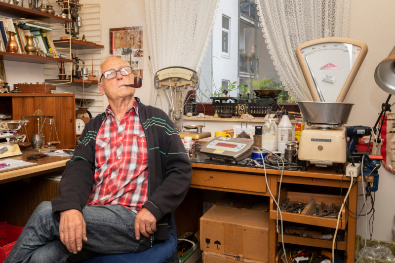 Siegfried Austel ist einer der letzten Waagenbauer in Deutschland. In Bremen Walle hat er seine Werkstatt und repariert analoge Waagen.